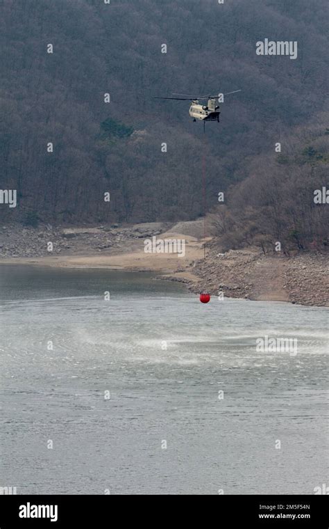 Chinook Helicopter Water Hi Res Stock Photography And Images Alamy