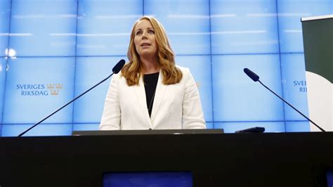 Lööf Släpper Fram Löfven Med Tre Krav Nyheter Ekot Sveriges Radio