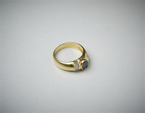 Anello In Oro Giallo A Fascetta Con Zaffiro Blu Ovale Di