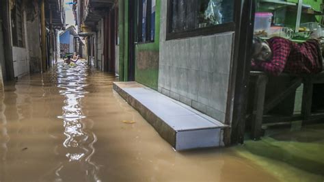 Permukiman Kebon Pala Jaktim Terendam Banjir Meter