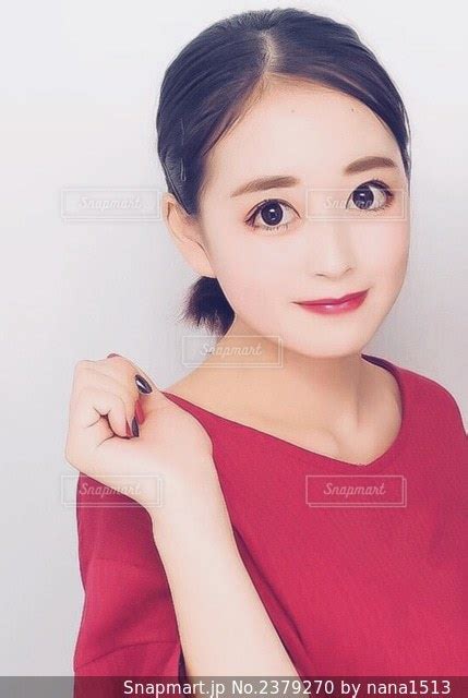 カメラを見ている黒い髪の女性の写真・画像素材 2379270 Snapmart（スナップマート）