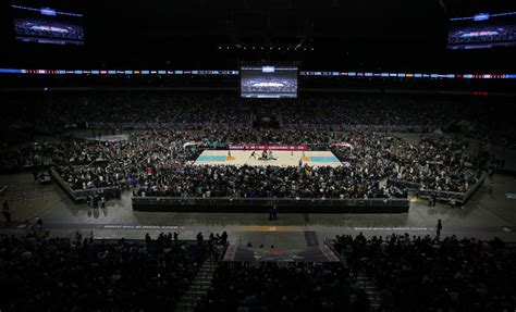 Spurs Break Nba Attendance Record With Fans At The Alamodome