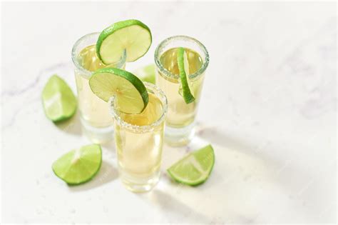 Tres Tradicionales Tragos De Tequila Con Limón Y Sal Tradición Mexicana