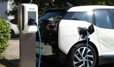 Dobíjecích stanic pro elektromobily přibývá V Česku jich je přes čtyři