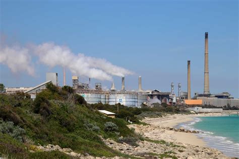 Decarbonisation in the spotlight following closure of Alcoa's Kwinana alumina refinery - ABC News