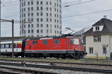 Re 4 4 II 11134 durchfährt den Bahnhof Pratteln Bahnbilder de