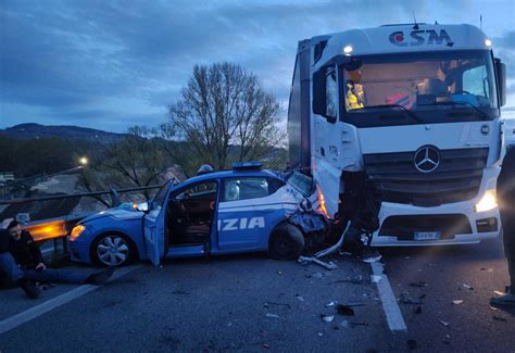 Incidente Allalba Sulla E Camion Tampona Unauto Del Commissariato