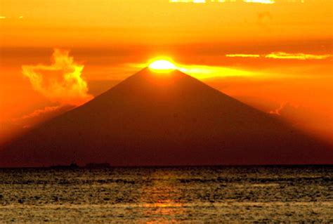 Diamond Fuji The Sunset On The Summit Of Mount Fuji Is Observed