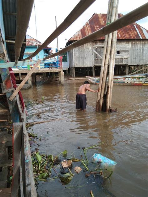 Rumah Rakit Terapung Ditabrak Kapal Wisata Di Sungai Musi