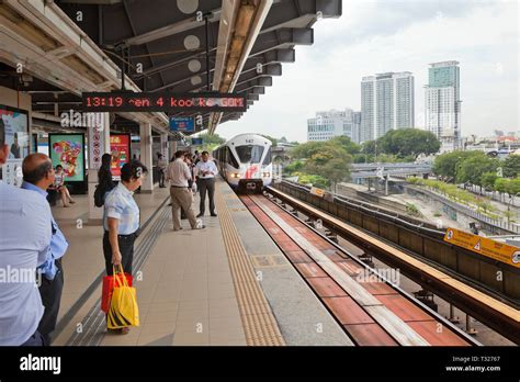 Platform Train Board Stockfotos Und Bilder Kaufen Alamy