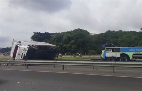 Caminhão tomba e causa interdição na Rodovia Dom Pedro I O Regional