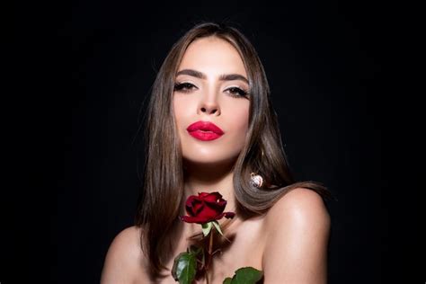 Labios De Mujer Sexy Con L Piz Labial Rojo Y Hermosa Rosa Roja Sobre