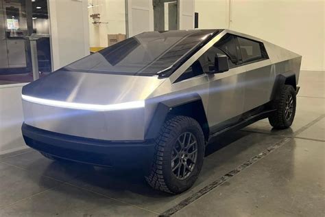 【影片】特斯拉 Tesla Cybertruck 電動皮卡實車首度曝光，車頭變圓潤、還有雨刷及後照鏡啊！ 三嘻行動哇 Yipee