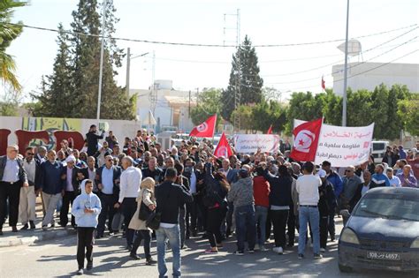 تونسيون يتظاهرون ضد انقلاب قيس سعيد شاهد