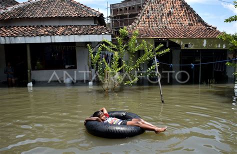 Banjir Rendam Permukiman Di Semarang Antara Foto