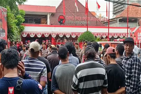 Puluhan Massa Demo Kantor DPC PDI Perjuangan Kota Surabaya Tolak Hak