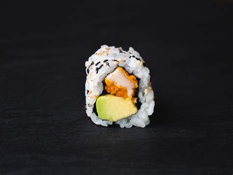 California Roll mit frittiertem Poulet AvocadoRolle 6 Stück