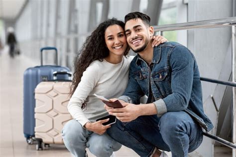 Viajando juntos retrato de felices cónyuges del medio oriente posando