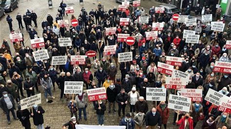 Vid O Pr S De Personnes Manifestent Auray Contre Le Nouveau Plan