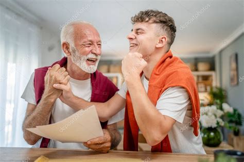 Hombre Mayor Abuelo Y Hombre Cauc Sico Nieto Adolescente Chico Recibir