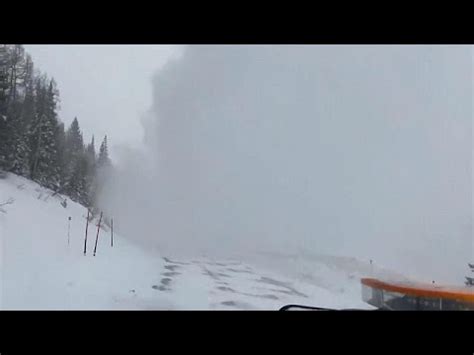 NO COMMENT Una Avalancha De Nieve Sepulta Una Carretera En Utah YouTube