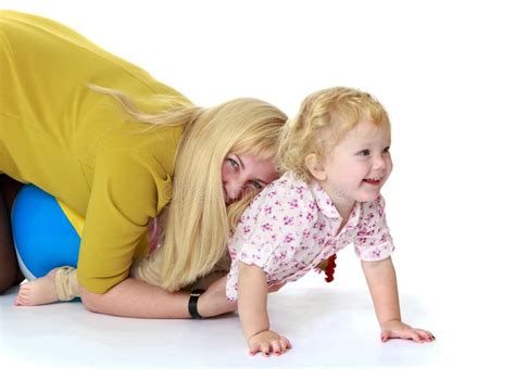 Mamma Och Liten Dotter Med En Bukett Av Tulpan Fotografering För