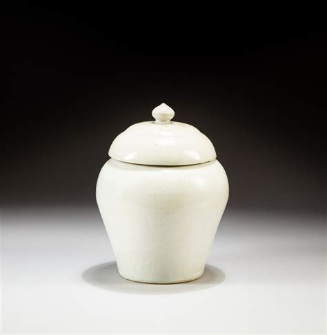 A white glazed incised decorated jar and cover Late Ming dynasty 明末