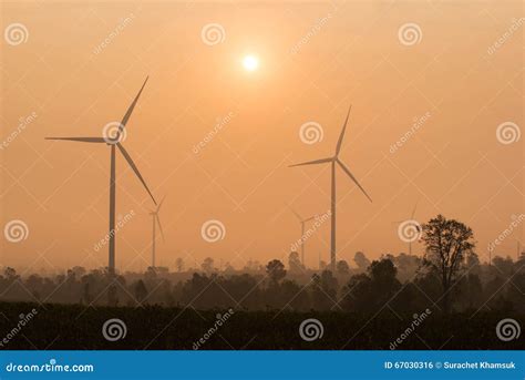 Silhouette Des Turbines De Vent Au Coucher Du Soleil Photo Stock