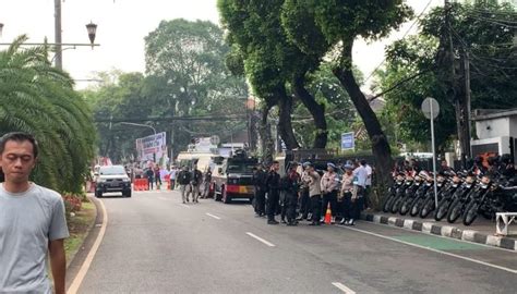 Jelang Pendaftaran Prabowo Gibran Ratusan Aparat Siaga Di Depan Gedung