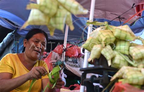 Penjualan Kulit Ketupat Di Bali Antara Foto