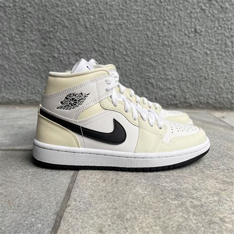 Bq6472 121 W Air Jordan 1 Mid Coconut Milk Trạm Tabo