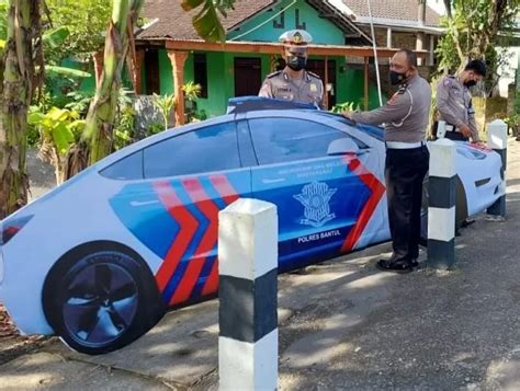 Satlantas Pasang Replika Mobil Patroli Upaya Kurangi Angka Kecelakaan