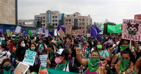 Entre Consignas Y Enfrentamientos Así Se Vivió La Marcha Feminista Del