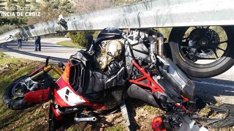 Rescatan a un motorista tras un grave accidente en Cádiz