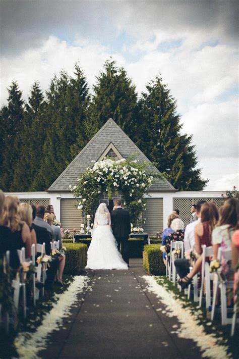 Elegant Garden Wedding at The Oregon Golf Club | Junebug Weddings