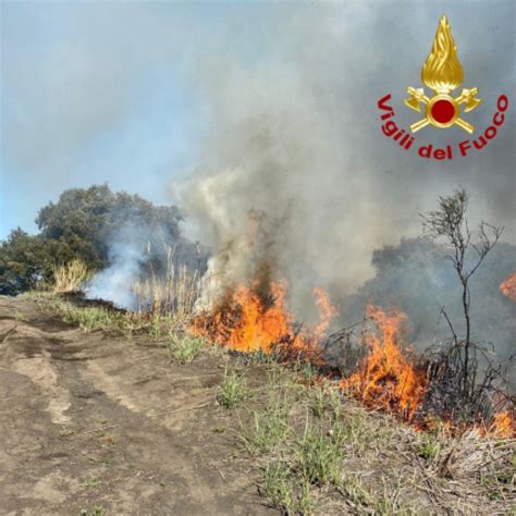 Dà fuoco alle sterpaglie e innesca un rogo a Vulcano denunciato un