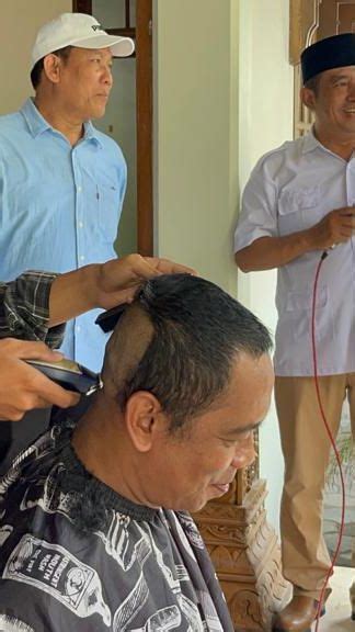 Potret Pendukung Prabowo Gibran Di Solo Cukur Gundul Buang Sial Rambut