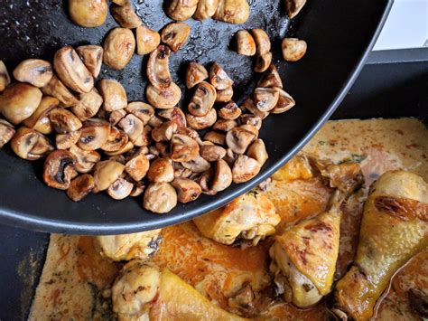 Mediterrane Hähnchenkeulen mit Champignons