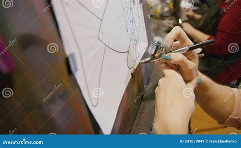 Artiste Femme Apprend Peindre Avec A Rographe Avec Papier Et Chevalet