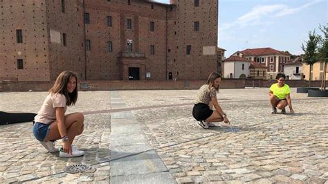 Donne Sinti Si Fanno Il Bidet Nella Nuova Fontana Di Piazza Castello A