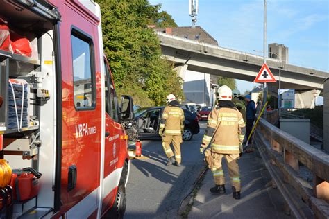 Verkehrsunfall In Hallein PKW Gegen Traktor Landesfeuerwehrverband