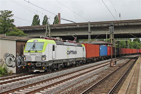 Mit Einem Containerzug Aus Dem Hamburger Hafen Fuhr Am Nachmittag Des