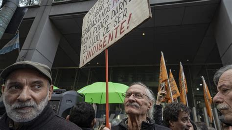 Represión En Una Marcha De Jubilados Contra El Veto De Milei