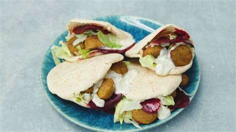 Pita Met Falafel Knoflooksaus En Zoetzure Biet Video Allerhande