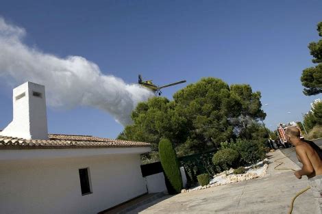 Quince Viviendas Desalojadas Por El Incendio En Un Barranco En La Costa