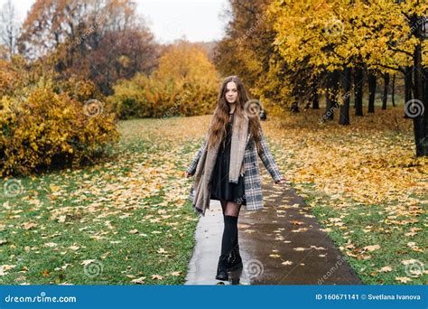 Petite Fille Rousse Rousse Rousse Dans Le Parc Jaune D Automne Premi Re