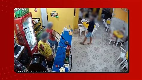 VÍDEO dupla assalta lanchonete e rende clientes na Compensa em Manaus