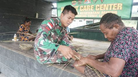 Bangun Ekonomi Kreatif Di Papua Satgas Yonif Kc Ajarkan Mama Papua