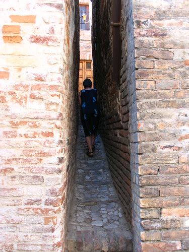 il vicolo più stretto d italia Donna the narrowest alley Flickr