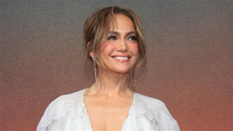 Jennifer Lopez Topless Sous Une Robe Fendue à Laffolant Décolleté Elle Met Le Feu Au Tapis